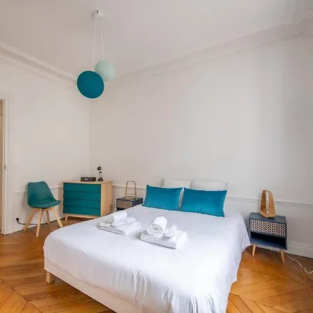 Stunning Parisian Getaway * פריז