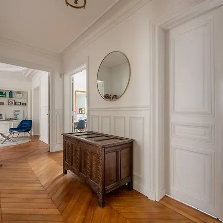 Stunning Parisian Getaway פריז