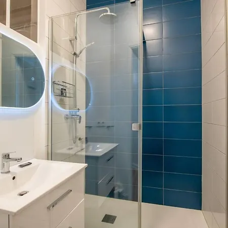 Stunning Parisian Getaway פריז